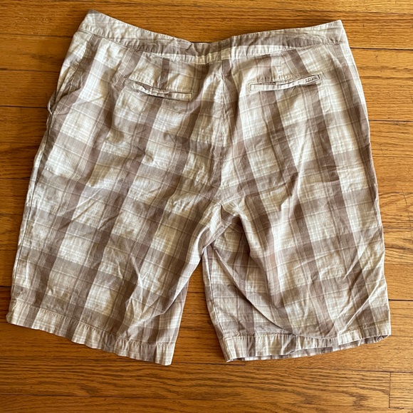 Women’s Izod shorts Size: 12 - Picture 3 of 3